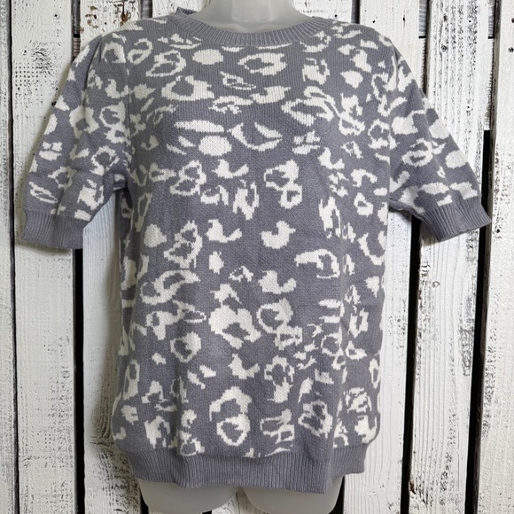 Entro Leopard Cheetah Animal Print Sweater Short Sleeve Sz Large Soft Gray White - Picture 1 of 10